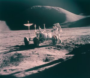 رائد الفضاء أبولو 15 جيمس إيروين مع لونار روفر ، أغسطس 1971 بواسطة غير معروف
