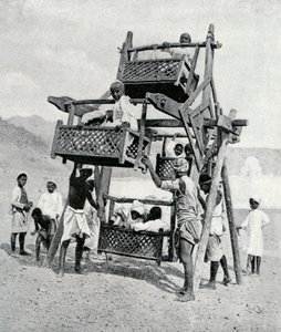 أطفال عرب يستمتعون بعجلة كبيرة ، 1922 بواسطة غير معروف