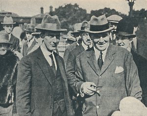 الوصول إلى إنجلترا. النقيب سيسيل فوستر وكبير ضباطه جرافسيند ، أغسطس 1923 ، 1936 بواسطة غير معروف