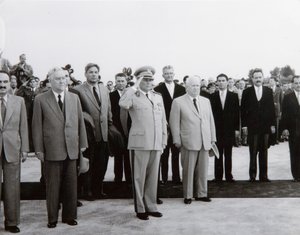 وصول الوفد السوفيتي إلى بلغراد ، يوغوسلافيا ، 26 مايو 1955. بواسطة غير معروف