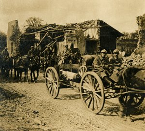 مدفعية تمر عبر بوزي ، شمال فرنسا ، c1914-c1918 بواسطة غير معروف