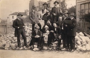 فنانون أمام La Ruche ، مونبارناس ، 1914. بواسطة غير معروف