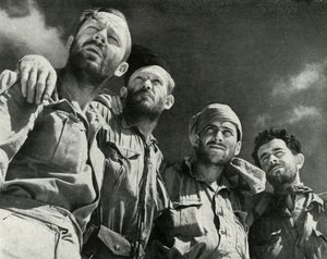 عندما دفع الألمان إلى العلمين ، سار هؤلاء الرجال الأربعة في الخطوط البريطانية ، c1942-1943 ، 1945 بواسطة غير معروف