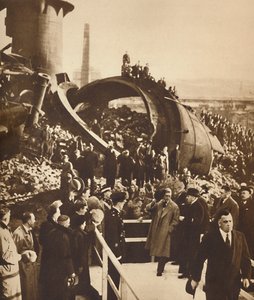 في Derelict Steel-Works ، جنوب ويلز ، 1936 1937 بواسطة غير معروف