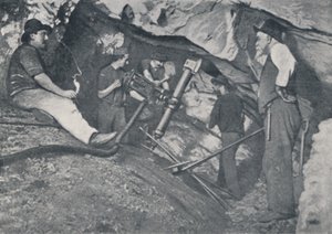 في العمل في منجم ذهب فيكتوري ، 1923. بواسطة غير معروف