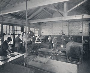 في العمل في المسبك. صنع قوالب الشمع للصفحات ، 1917 بواسطة غير معروف