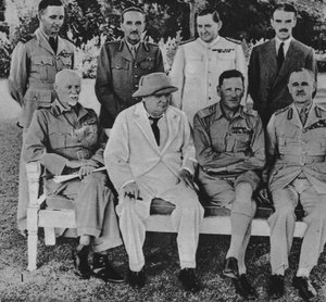 على الجبهة في مصر: السيد تشرشل في القاهرة مع أعضاء مجلس حرب الشرق الأوسط ، 1942 بواسطة غير معروف