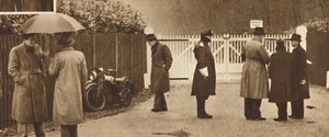 عند البوابات ، حصن بلفيدير ، 1936 1937 بواسطة غير معروف