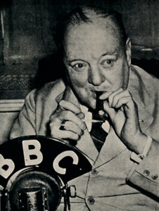 في الميكروفون بالولايات المتحدة الأمريكية ، 1943 ، 1945. بواسطة غير معروف