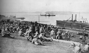 السجناء النمساويون الذين أخذهم الصرب يستريحون في منتصف النهار على ضفاف نهر الدانوب ، 1915. بواسطة غير معروف