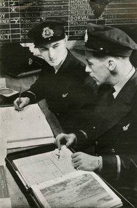 وضع ضباط الملاحة في BOAC خطة طيران ، الحرب العالمية الثانية ، c1939-c1944 1946. بواسطة غير معروف