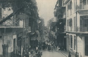 المباني المطلة على طريق تجاري مكتظ بالسكان يمتد من الشرق والغرب ، c1935 بواسطة غير معروف