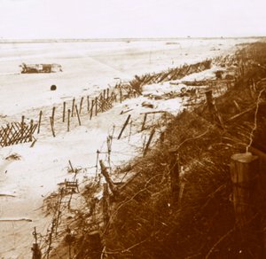 حواجز الأسلاك الشائكة على الشاطئ ، Nieuwpoort-Bad ، فلاندرز ، بلجيكا ، c1914-c1918 بواسطة غير معروف