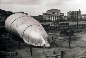 بالون القاذف في مسرح البولشوي ، موسكو ، اتحاد الجمهوريات الاشتراكية السوفياتية ، 1942 بواسطة غير معروف