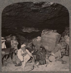 سكان الكهوف البدوية في كهوفهم ، 1900 بواسطة غير معروف