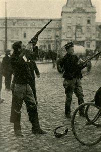 راكبو الدراجات البلجيكيون يطلقون النار على طائرة ألمانية ، الحرب العالمية الأولى ، 1914-1918 ، c1920. بواسطة غير معروف