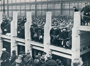 لاجئون بلجيكيون في المرفأ في أوستند في انتظار قارب لنقلهم إلى إنجلترا ، 1914. بواسطة غير معروف