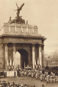 تحت Quadriga ، 12 مايو 1937 بواسطة غير معروف