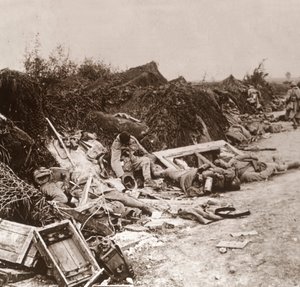 جثث بعد الاستيلاء على Courcelles ، شمال فرنسا ، يونيو 1918 بواسطة غير معروف