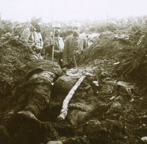 الجثث والسجناء ، Les Éparges ، شمال فرنسا ، 1915. بواسطة غير معروف