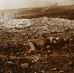 جسد مع نيران وابلا في المسافة ، c1914-c1918 بواسطة غير معروف