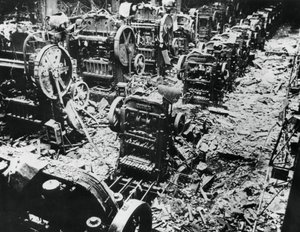 أضرار قنبلة في مصنع رينو ، سيفرس ، باريس ، 4 أبريل 1943 بواسطة غير معروف