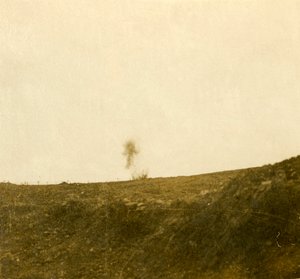 انفجار قنبلة ، c1914-c1918 بواسطة غير معروف