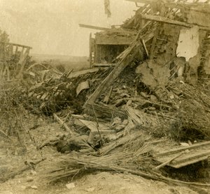 قصف مبنى ، جثة جندي ميت في المقدمة ، 1916 بواسطة غير معروف