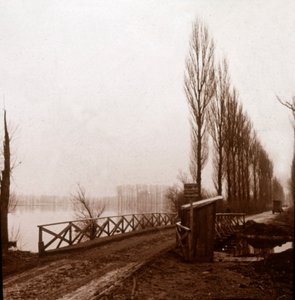 جسر على نهر إيليت ، شمال فرنسا ، c1918 بواسطة غير معروف