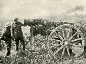 بندقية الدمية البريطانية في الميدان لجذب نار الألمان ، 1919. بواسطة غير معروف