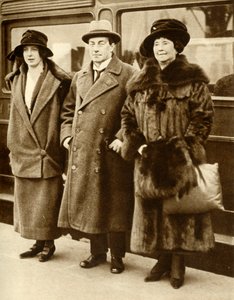 رئيس الوزراء البريطاني ستانلي بالدوين مع زوجته وابنته ، لندن ، 27 يناير 1923 ، 1935. بواسطة غير معروف