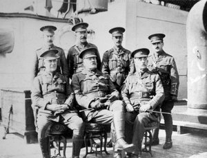 ضباط بريطانيون على متن سفينة السجن رويال إدوارد رباط قبالة ساوث إند ، نوفمبر 1914 بواسطة غير معروف