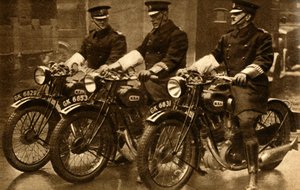 الشرطة البريطانية على دراجات BSA النارية ، 1931 ، 1933. بواسطة غير معروف