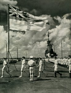 البحارة البريطانيون على سطح حاملة طائرات ، الحرب العالمية الثانية ، c1943. بواسطة غير معروف