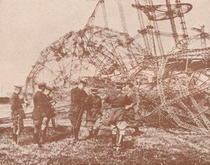 ضباط الأركان البريطانيون يفحصون حطام زيبلين الذي تم إسقاطه في إنجلترا ، c1917 1919 بواسطة غير معروف