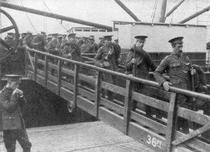 القوات البريطانية تنزل في فرنسا ، 7 أغسطس 1914 بواسطة غير معروف