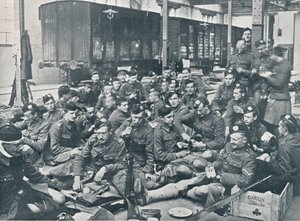 القوات البريطانية تتناول وجبة في محطة سكة حديد فرنسية ، c1914 بواسطة غير معروف