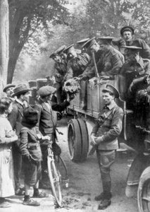 القوات البريطانية في طريقها إلى الجبهة ، فرنسا ، 1914 بواسطة غير معروف