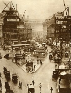 أعمال البناء في سيرك بيكاديللي في لندن ، 1926 ، 1935. بواسطة غير معروف