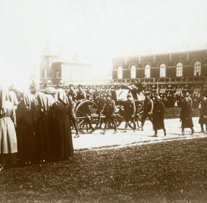 دفن إديث كافيل ، بروكسل ، بلجيكا ، 1915 بواسطة غير معروف