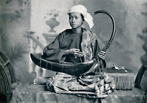 عازف القيثارة البورمي ، 1902 بواسطة غير معروف