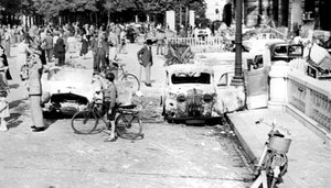 سيارات محترقة ، ساحة الكونكورد ، تحرير باريس ، أغسطس 1944 بواسطة غير معروف