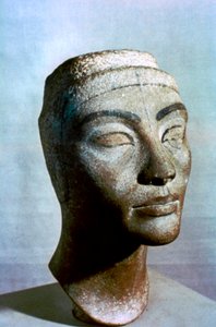 تمثال نفرتيتي ، مصر ، 1375 ق بواسطة غير معروف