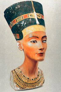 تمثال نصفي نفرتيتي ، ملكة وزوجة الفرعون المصري القديم إخناتون أمنحتب الرابع بواسطة غير معروف