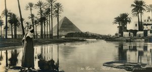 القاهرة - وقت الفيضان بالقرب من الأهرامات ، c1918-c1939. بواسطة غير معروف