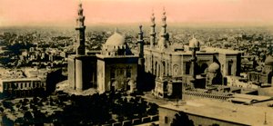 القاهرة: منظر عام ومسجد السلطان حسن ، c1918-c1939. بواسطة غير معروف
