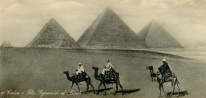 القاهرة: أهرامات الجيزة ، c1918-c1939. بواسطة غير معروف