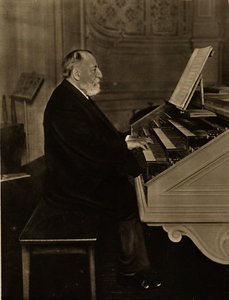 كاميل سانت ساينز 1835-1921 في الجهاز ، 1913. بواسطة غير معروف