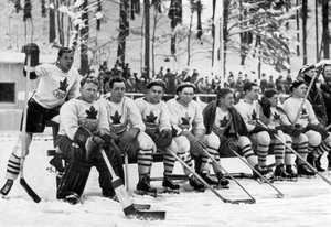 فريق هوكي الجليد الكندي ، الألعاب الأولمبية الشتوية ، غارميش - بارتنكيرشين ، ألمانيا ، 1936 بواسطة غير معروف