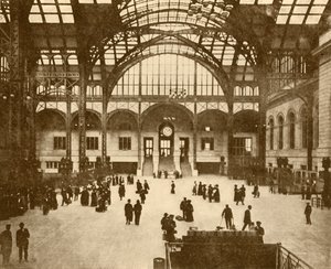 سنترال هول ، محطة بنسلفانيا ، نيويورك شركة بنسلفانيا للسكك الحديدية ، 1930. بواسطة غير معروف